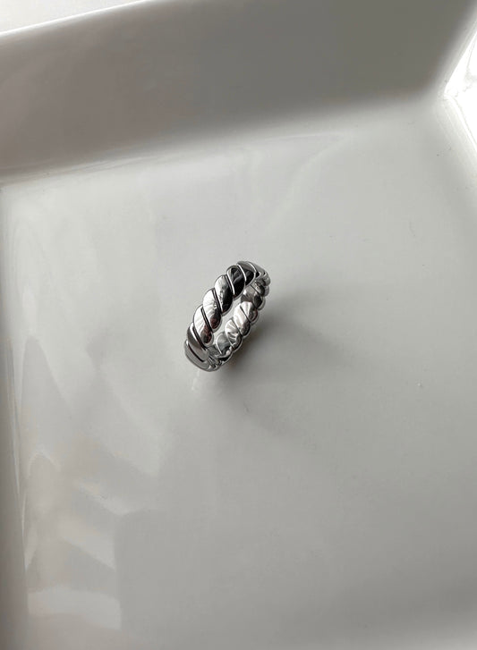 Interwined Ring