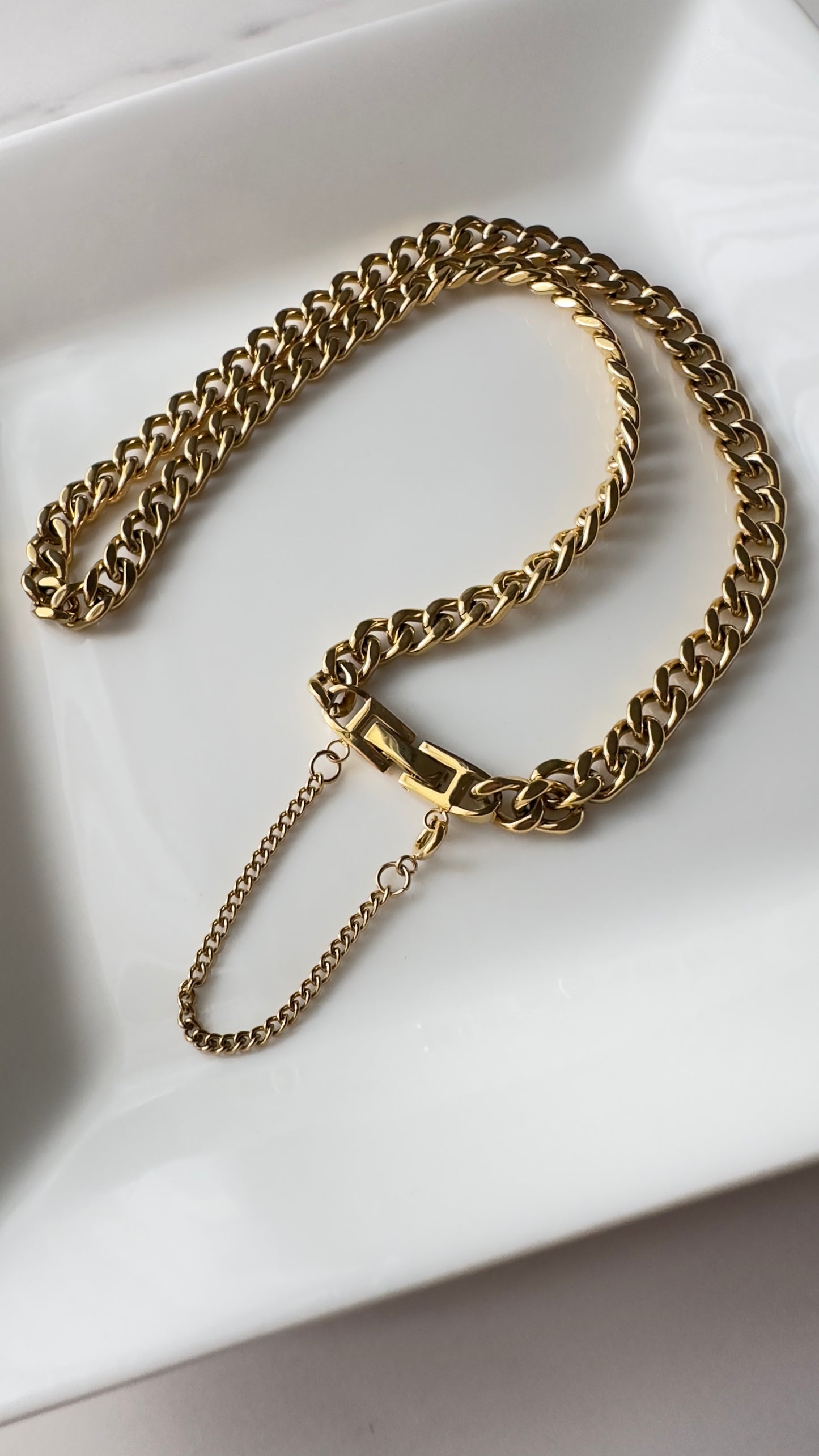 Sheldon chained Choker