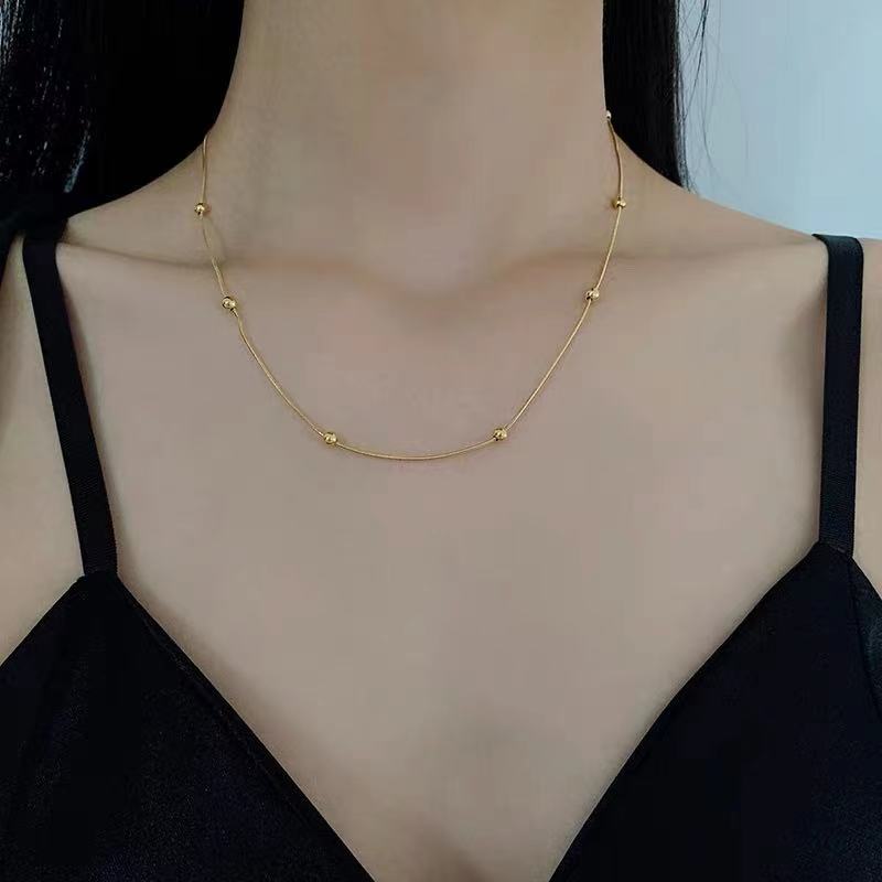 stud detailed necklace
