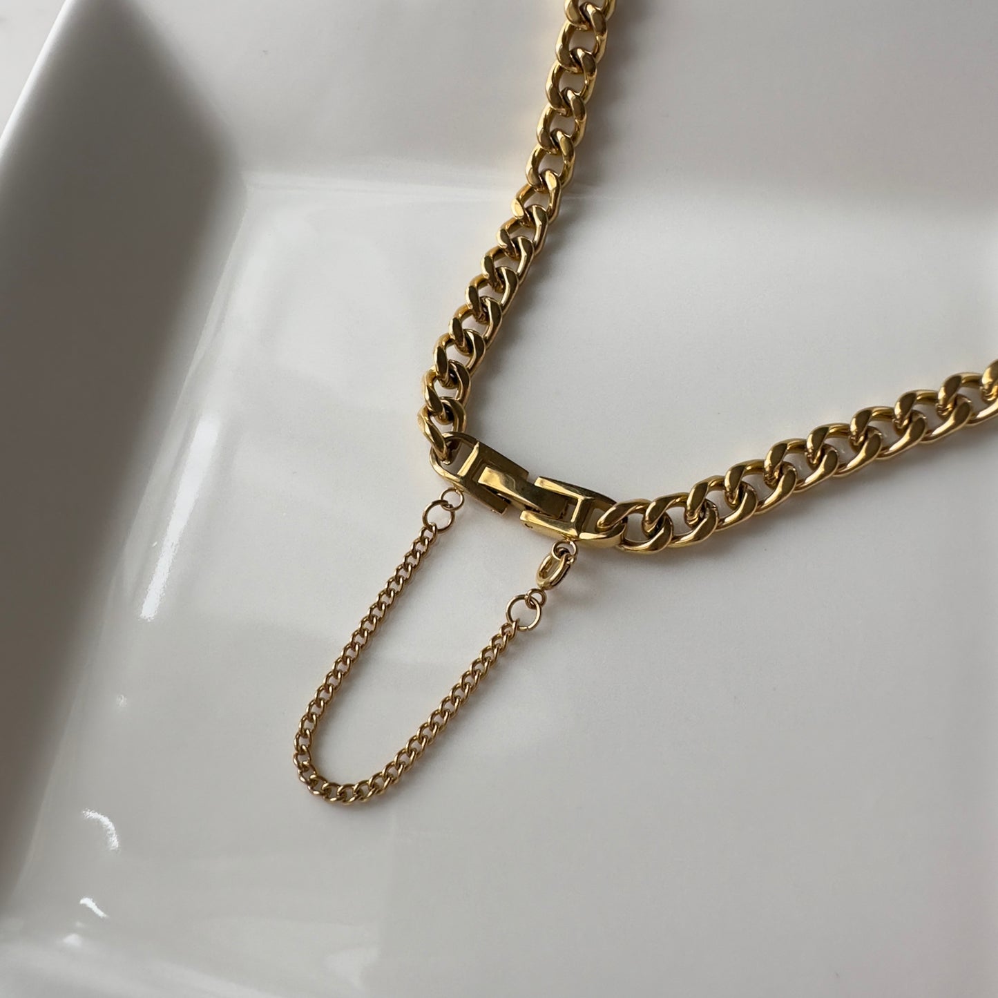 Sheldon chained Choker