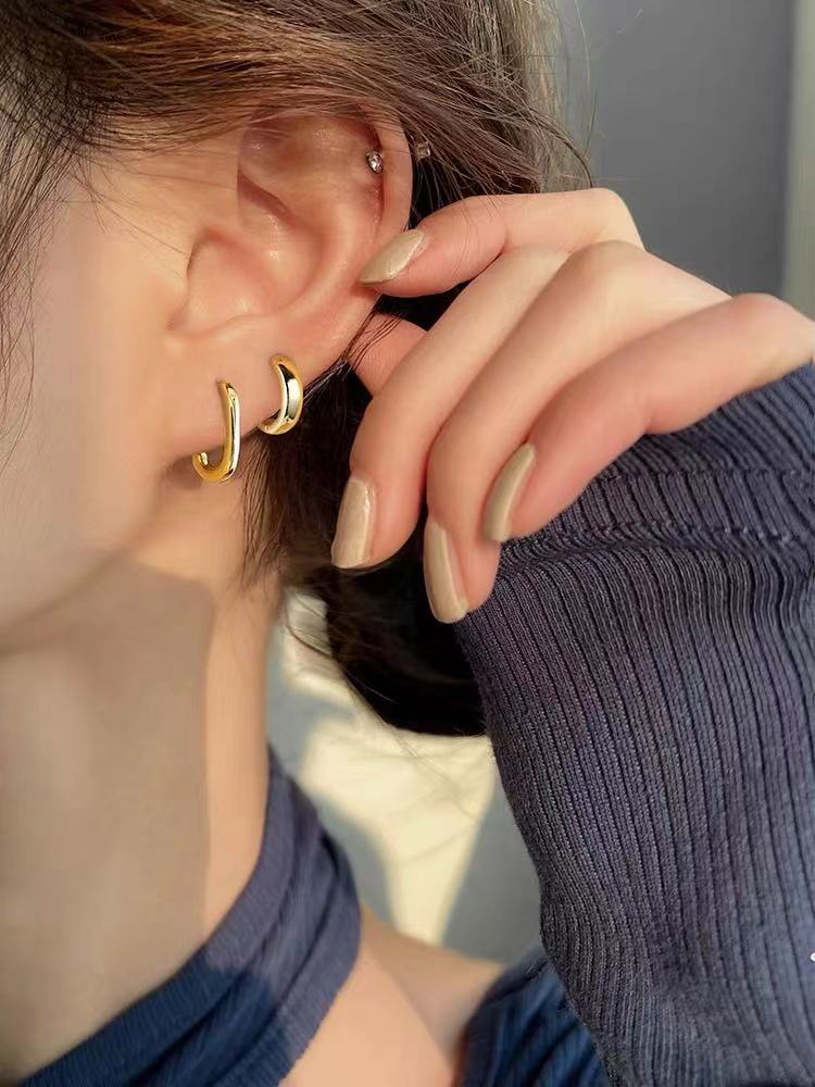 Vera Gold Hoop Earrings