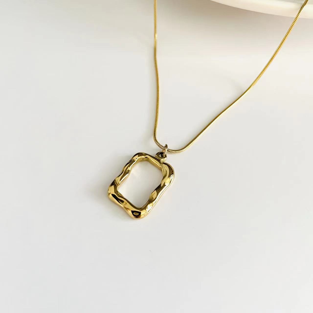 Irregular Pendant Necklace