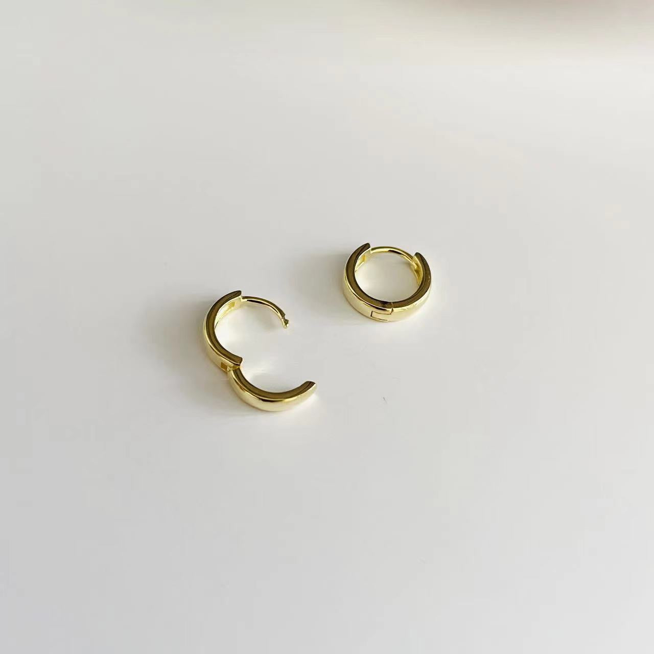 gold basic hoop earrings