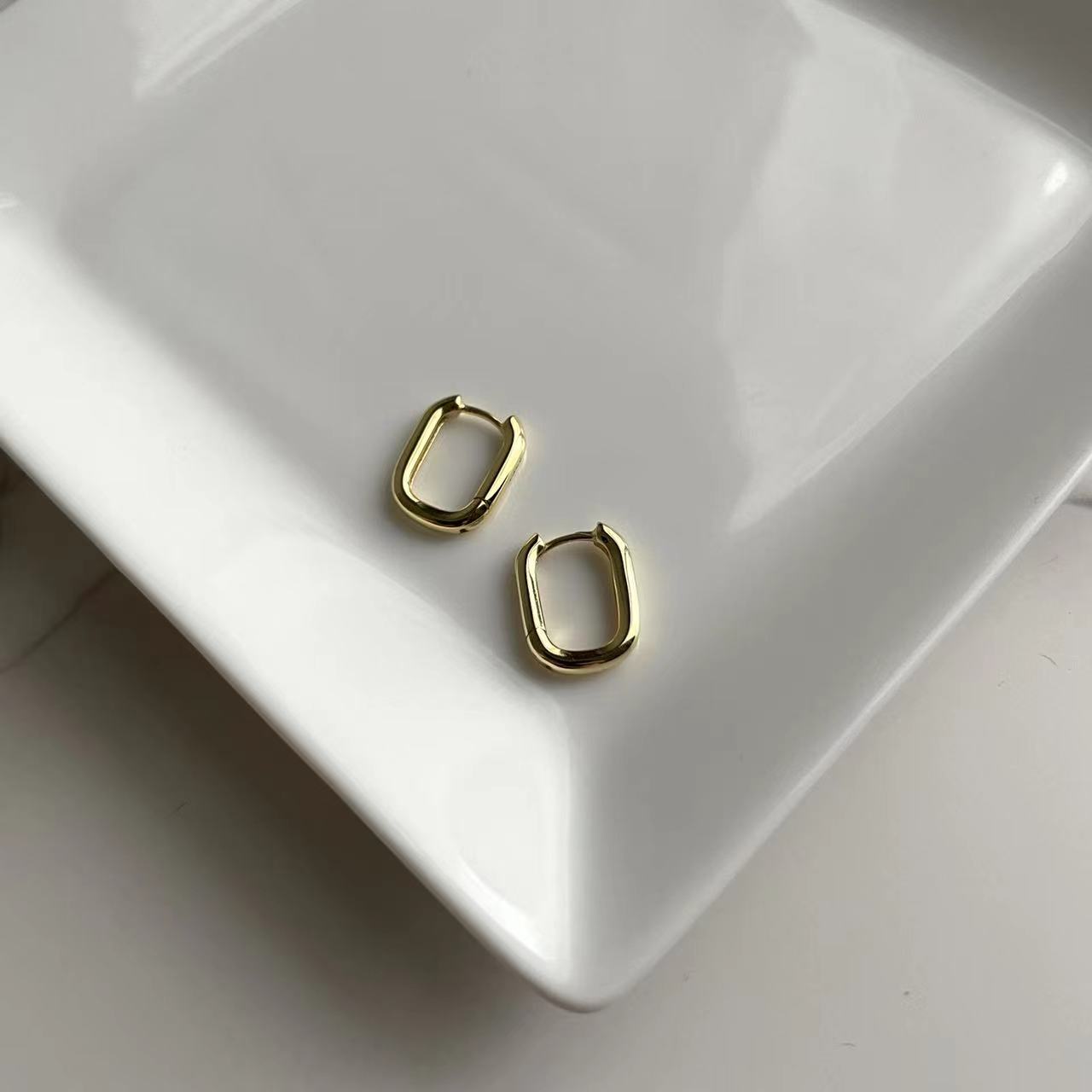 Vera Gold Hoop Earrings